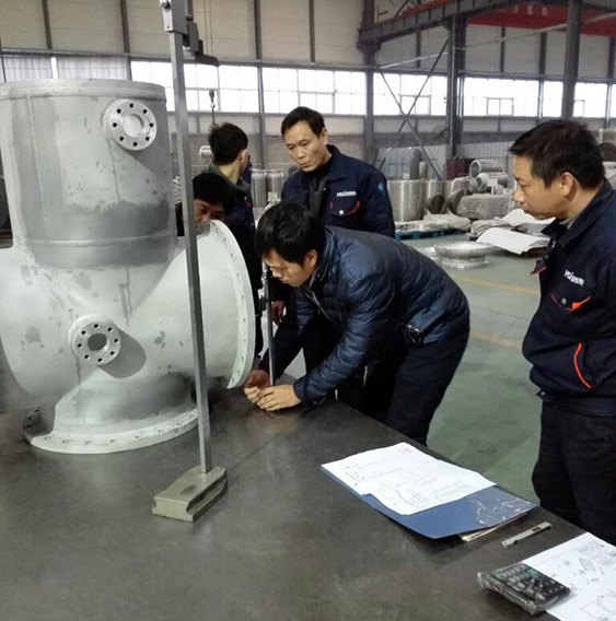 客戶對GIS殼體加工尺寸進(jìn)行檢測。